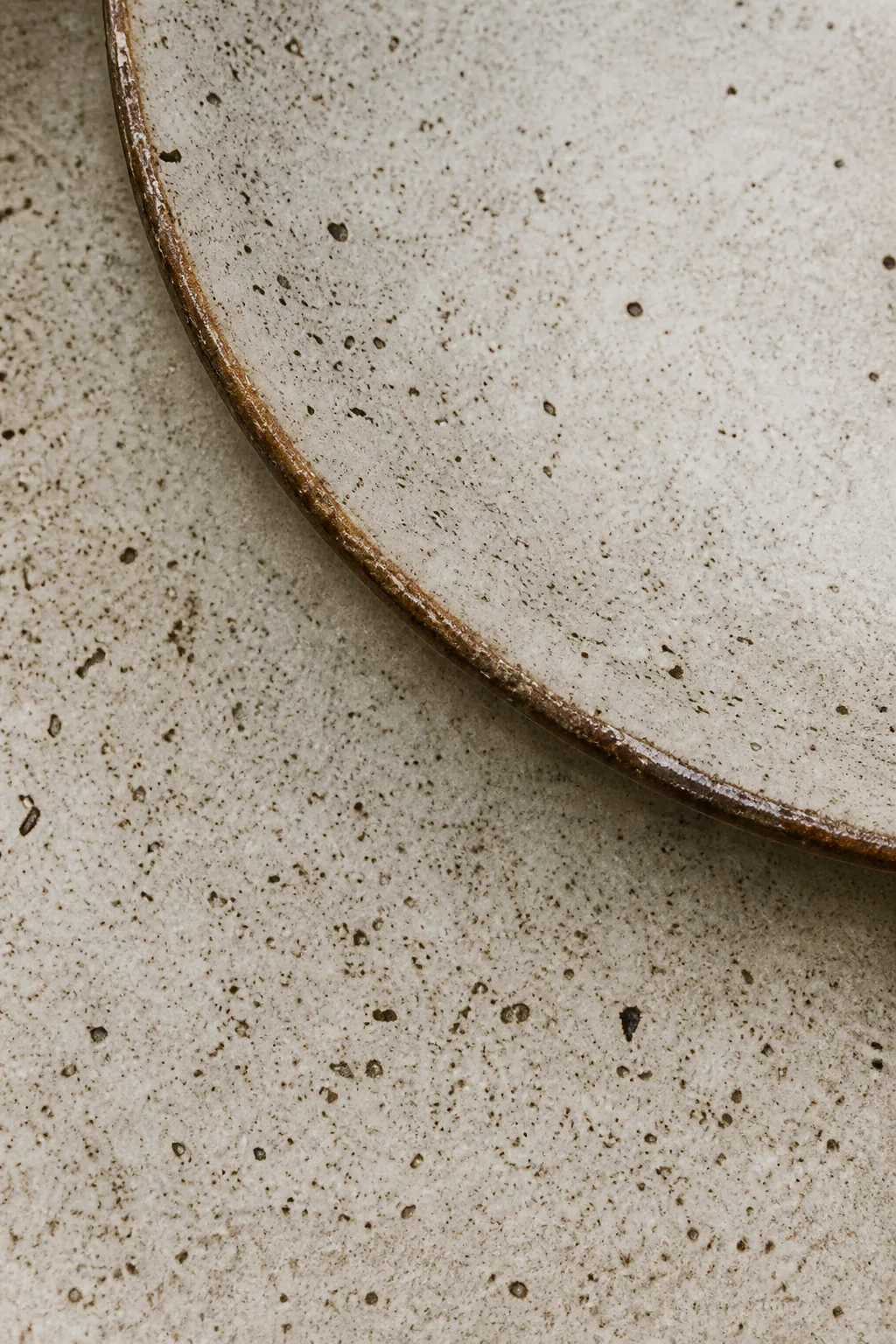 Speckled ceramic glaze